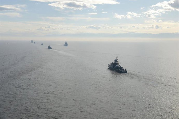 Archivo - Buques militares en el estrecho de Ormuz