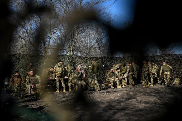5 de abril de 2026, Ucrânia: Recrutas fazem uma pausa no primeiro dia do Treinamento Militar Básico na 118ª Brigada Mecanizada Independente das Forças Armadas da Ucrânia, em 5 de abril de 2026.