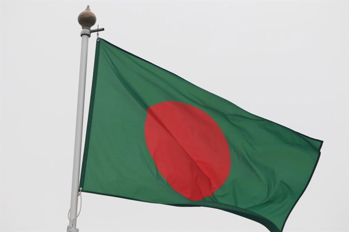 Archivo - October 10, 2024, Saint Petersburg, Russia: The national flag of the People's Republic of Bangladesh, fluttering in the wind on a flagpole in Saint Petersburg, Russia.
