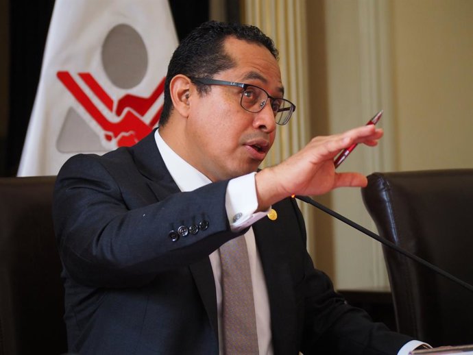 1º de abril de 2026, Lima, Peru: Roberto Burneo Bermejo, presidente do Conselho Nacional Eleitoral (JNE), dá uma entrevista coletiva para correspondentes estrangeiros credenciados no Peru sobre os desafios e os detalhes das eleições gerais de 2026, que