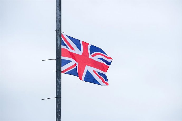 Archivo - October 9, 2025, Yate, South Gloucestershire, UK: Yate, UK. Raise The Colours campaigners have put England St George Cross flags and United Kingdom Union Jack flags back up on lampposts last night in the centre of Yate near Bristol, 24 hours aft
