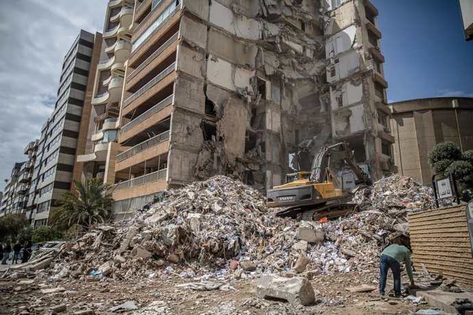 9 de abril de 2026, Beirute, Líbano: Equipes de resgate procuram pessoas desaparecidas no bairro de Tallet al-Khayat, em Beirute, um dia após um ataque aéreo israelense ter ocorrido sem aviso prévio. Pelo menos 303 pessoas morreram e cerca de 1.150 ficara