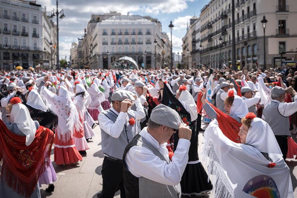 Archivo - Cientos de personas bailan el chotis durante el pasacalles castizo ‘Bailando por Madrid’ por las Fiestas de San Isidro, en la Plaza Mayor de Madrid, a 11 de mayo de 2025, en Madrid (España). La iniciativa, organizada por la Academia de Bailes de