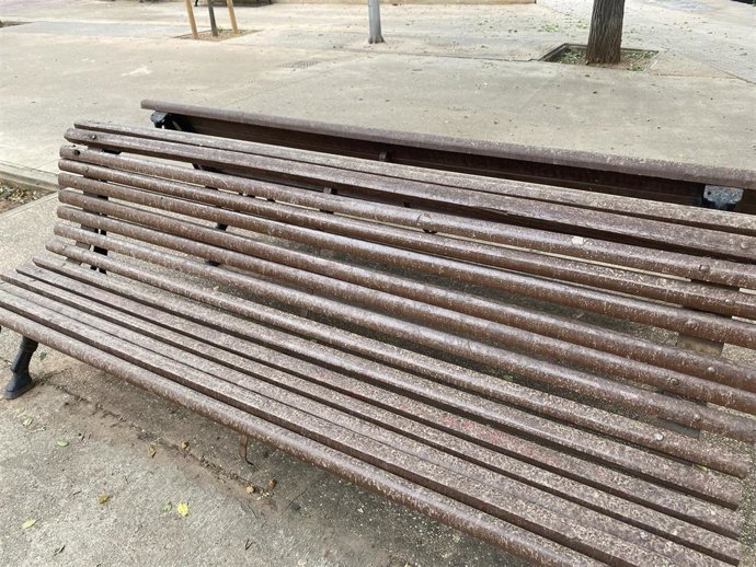 Archivo - Vehículos y mobiliario urbano en Palma sucio de lluvia de barro.