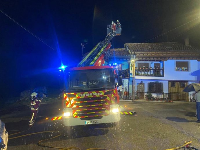 Extinguido un incendio en una chimenea de una vivienda en Udías