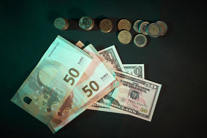 Archivo - Billetes y monedas, a 3 de septiembre de 2025, en Madrid (España). 