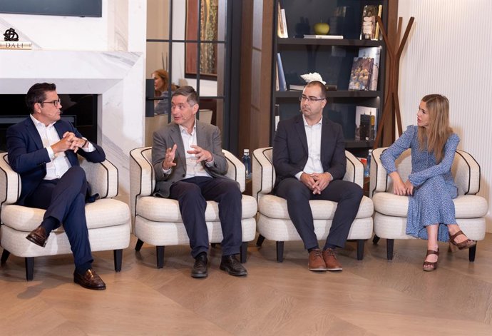 Archivo - (I-D) El director de Digitalización e Inteligencia Artificial de Enagás, Pedro del Castillo; el responsable de Riesgo Humano en BBVA, Juan Manuel Matalobos Veiga; el subdirector de Gestión de Riesgos de Seguridad y Fraude en MAPFRE, David Pérez 