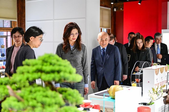 PEQUIM, 11 de abril de 2026  -- Cheng Li-wun, presidente do partido chinês Kuomintang (KMT), visita o Museu do Palácio acompanhada por uma delegação do KMT em Pequim, capital da China, em 11 de abril de 2026.