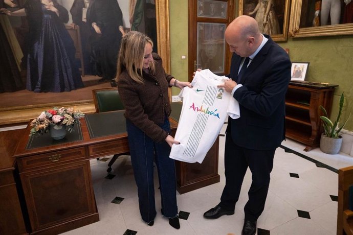 La alcaldesa de Granada, Marifrán Carazo, junto al presidente de la RFAF, Pedro Curtido, en la renovación de la alianza.