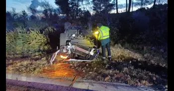 Fallece un hombre al salirse de la vía con su vehículo tras impactar en una glorieta en San Cibrao das Viñas