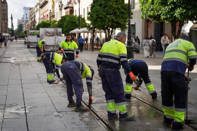 Obras de retirada del pavimento de las vías del tranvía en la avenida de la Constitución.