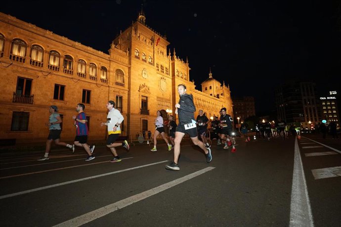 Corredores en la XIII edición de la carrera Ríos de Luz en Valladolid.
