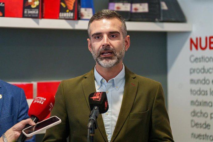 El consejero de Agricultura, Pesca, Agua y Desarrollo Rural, Ramón Fernández-Pacheco