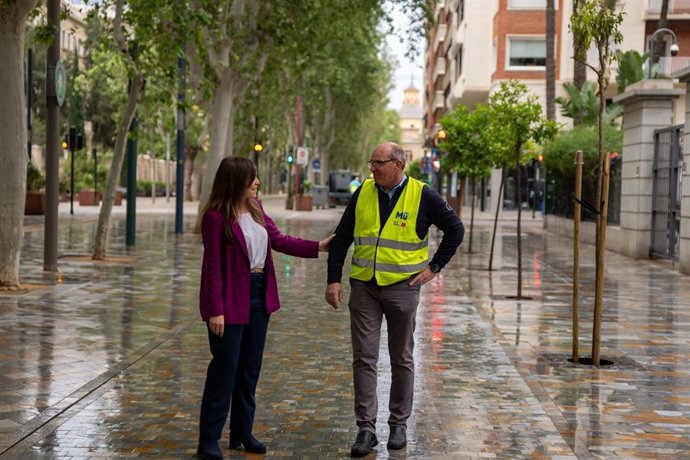 La concejal de Fomento y Patrimonio, Rebeca Pérez, ha supervisado desde primera hora de la mañana las labores de limpieza
