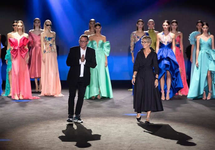 Archivo - El diseñador Hannibal Laguna (i) durante un desfile en la 82º edición de Mercedes-Benz Fashion Week Madrid, en Ifema de Madrid, a 19 de septiembre de 2025, en Madrid (España).