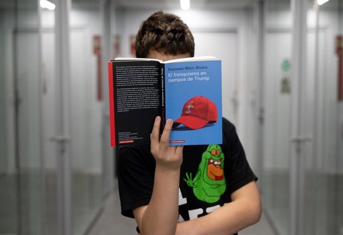 Una persona leyendo, a 6 de abril de 2026, en Madrid (España). La Comunidad de Madrid mantiene el porcentaje de población lectora en el 76,8%, seis puntos por encima de la media nacional del 70,3%. En este contexto, el Gobierno regional prevé convocar en 