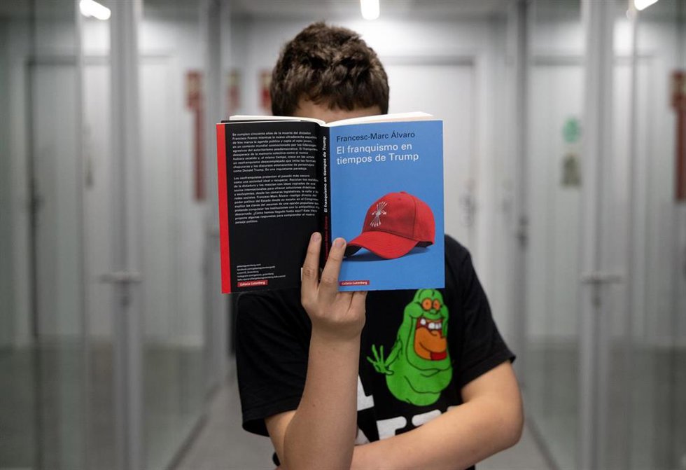 Una persona leyendo, a 6 de abril de 2026, en Madrid (España). La Comunidad de Madrid mantiene el porcentaje de población lectora en el 76,8%, seis puntos por encima de la media nacional del 70,3%. En este contexto, el Gobierno regional prevé convocar en