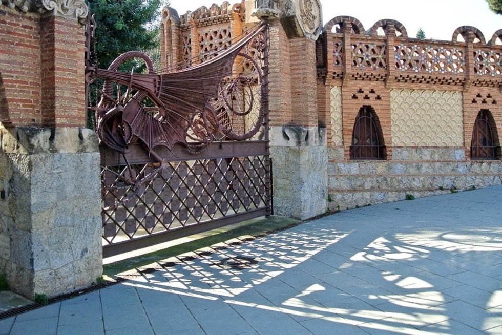 Imagen de la Puerta del Dragón de los Pabellones de la Finca Güell de Gaudí.