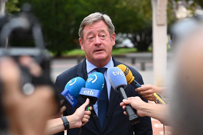 Archivo - El consejero de Seguridad, Bingen Zupiria, atiende a los medios de comunicación.