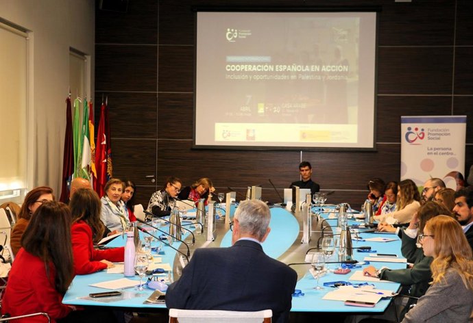 Asistentes al encuentro 'Cooperación Española en acción: Alianzas transformadoras para la promoción de los derechos de mujeres palestinas rurales y jordanas con discapacidad', celebrado por Fundación Promoción Social en Casa Árabe