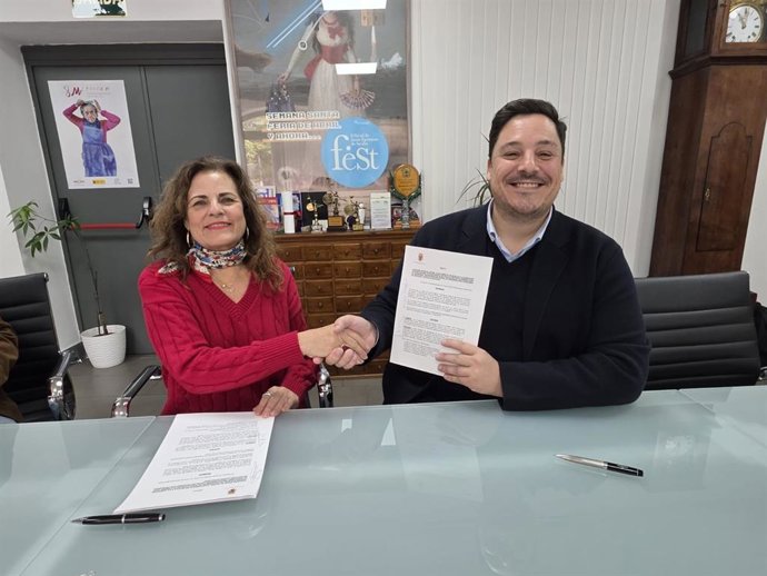 El delegado de Asociaciones del Ayuntamiento de Sevilla, José Luis García, en la firma del acuerdo con Proyecto Hombre.