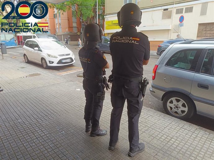 Dos detenidos por robar el bolso de una trabajadora de un banco y comprar tabaco con su tarjeta en Palma