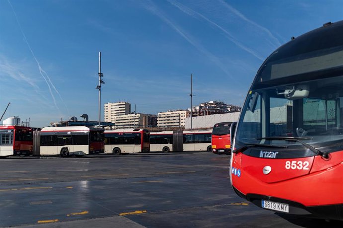Archivo - Autobuses durante una visita al Centro de Control de la empresa Transports Metropolitans de Barcelona (TMB), a 24 de febrero de 2026, en Barcelona, Catalunya (España).