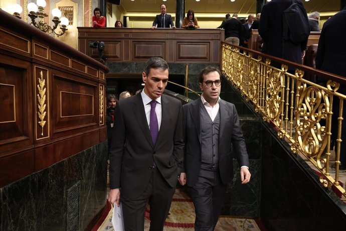 Archivo - El presidente del Gobierno, Pedro Sánchez (i), y el ministro de Economía y Comercio, Carlos Cuerpo (d), durante una sesión de control al Gobierno, en el Congreso de los Diputados, a 25 de febrero de 202, en Madrid (España). El Gobierno afronta u
