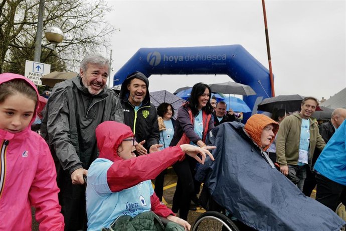 El presidente JOrge Azcón y la alcaldesa de Huesca, Lorena Orduna, en la salida de la XIV Marcha Aspace Huesca este domingo.