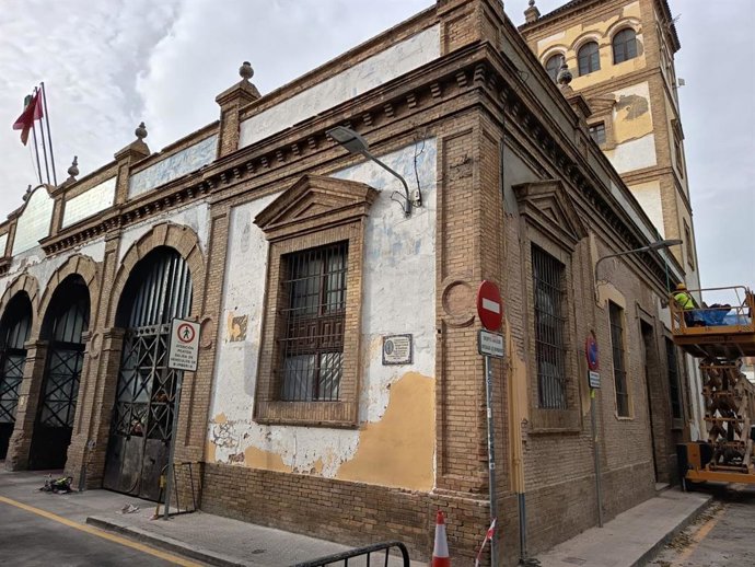 Intervención en la fachada principal del Parque de Bomberos de San Bernardo.