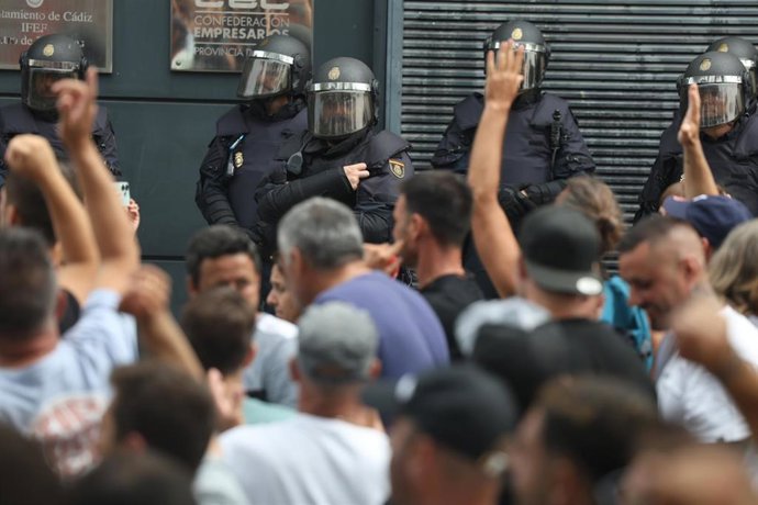Archivo - Trabajadores del metal se reúnen ante Navantia.