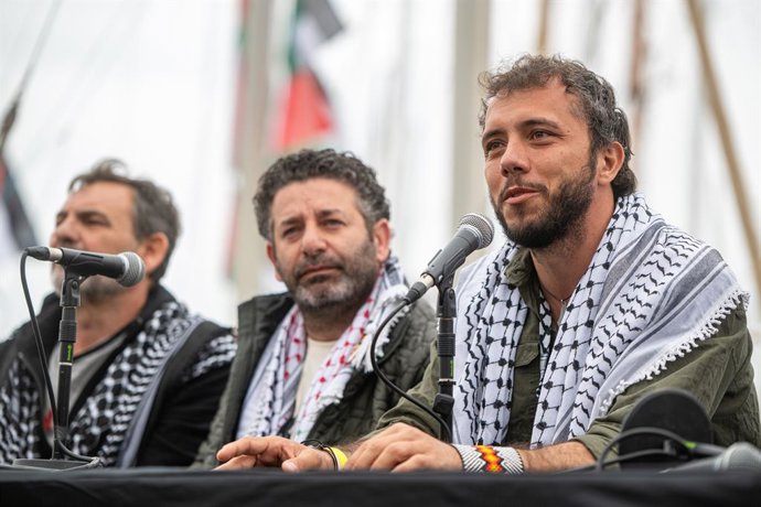 (I-D) El director d'Open Arms, Òscar Camps, i els directius de GSF, Saif Abukeshek, i Thiago Àvila, durant la roda de premsa de la Global Sumud Flotilla (GSF) abans de partir a Gaza, a 12 d'abril de 2026, a Barcelona, Catalunya (Espanya). 