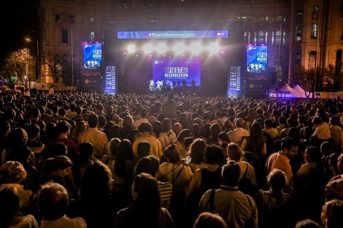 Archivo - Centenares de personas durante la segunda edición de la Fiesta de la Resurrección, en la plaza de Cibeles, a 6 de abril de 2024, en Madrid (España).