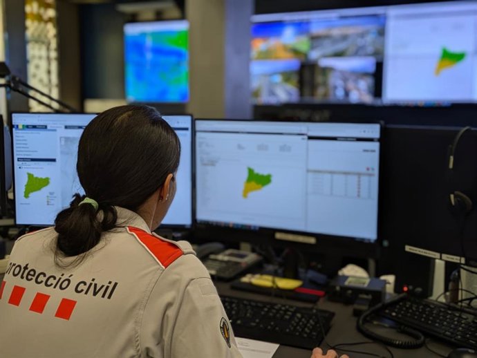 Imagen de una trabajadora de Protecció Civil.