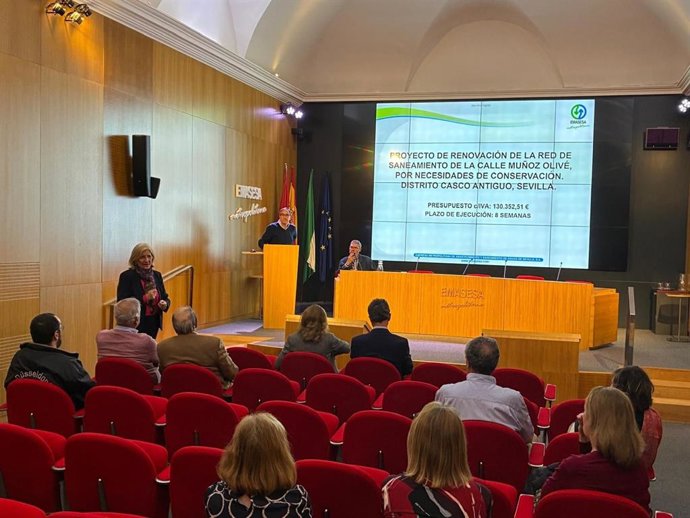 Reunión de Emasesa y el distrito Casco Antiguo con vecinos y comerciantes.