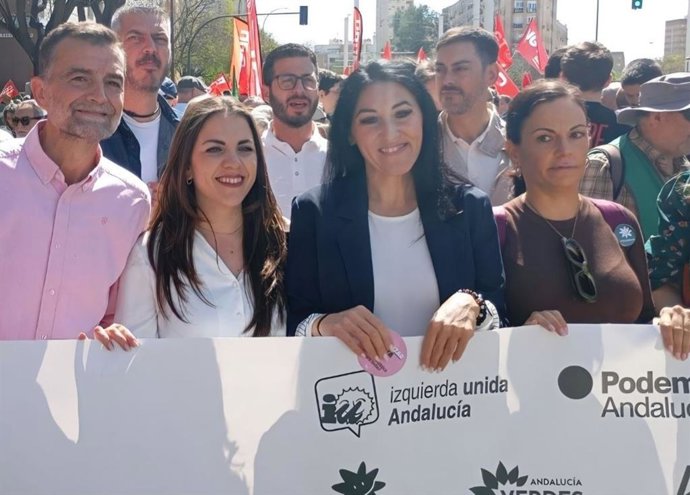 La número dos en las listas de Por Andalucía en Sevilla, Alejandra Durán (Podemos), acompañada de candidato a la presidencia de la Junta, Antonio Maíllo, manifestándose el domingo, 12 de abril, en la concentración convocada por Mareas Blancas.