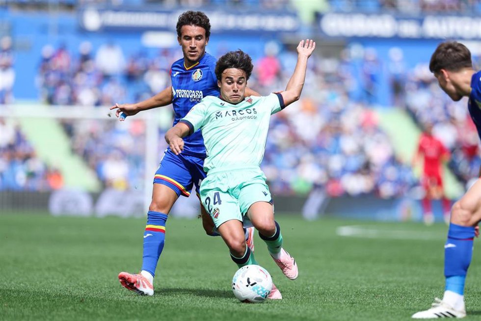 Archivo - Luis Milla y Carlos Álvarez en el Getafe CF-Levante UD de la primera vuelta