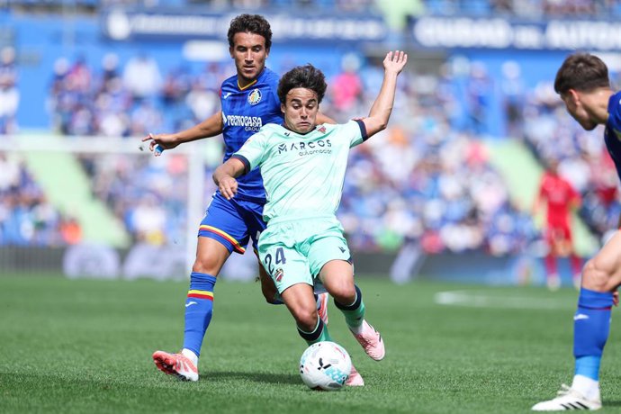 Archivo - Luis Milla of Getafe CF and Carlos Alvarez of Levante UD in action during the Spanish League, LaLiga EA Sports, football match played between Getafe CF and Levante UD at Coliseum stadium on September 27, 2025, in Getafe, Madrid, Spain.