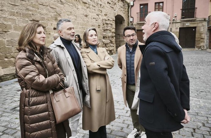 Gamarra, con el alcalde Conrado Escobar y más compañeros del PP en Logroño