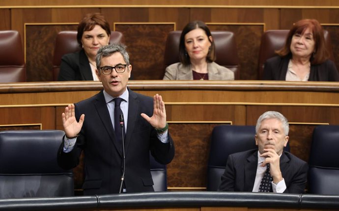 O ministro da Presidência, Justiça e Relações com os Poderes Legislativos, Félix Bolaños, intervém durante uma sessão de controle do Governo, no Congresso dos Deputados, em 18 de março de 2026, em Madri (Espanha). Sánchez enfrenta uma nova sessão de contr