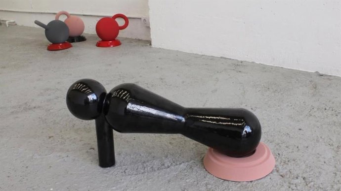 Exposición en la Sala Rekalde de la autora de Barakaldo Mar de Dios, que explora la afectividad a través del barro.