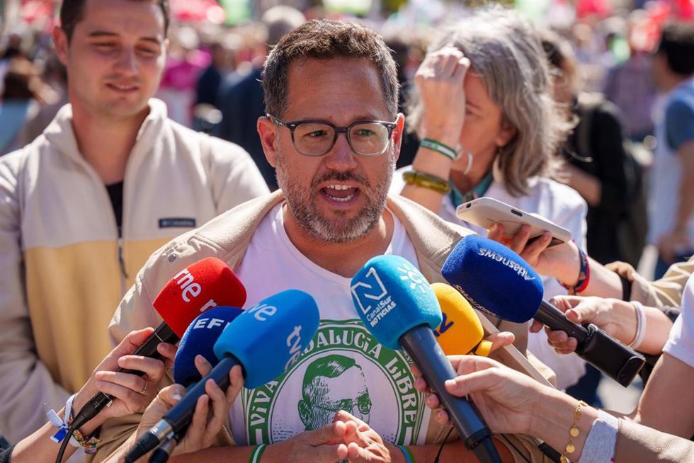 El candidato por AdelanteAndalucía, José Ignacio García atiende a los medios de comunicación en la manifestación de las Mareas Blancas. A 12 de abril de 2026 en Sevilla, Andalucía (España).Cientos de personas están convocadas este domingo 12 de abril de 2