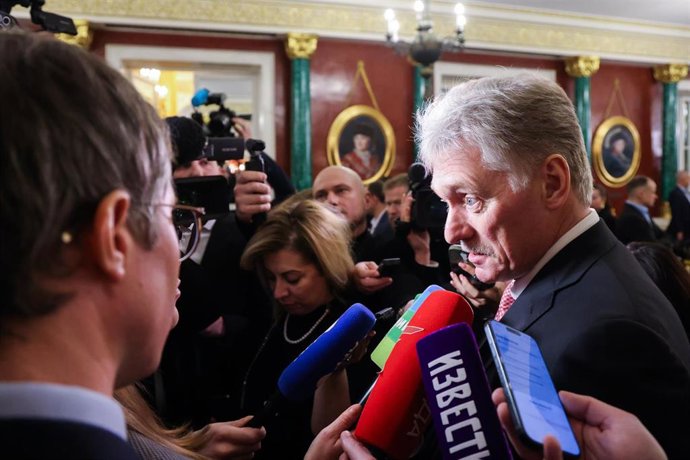 Archivo - El portavoz del Kremlin, Dimitri Peskov, atiende a los medios de comunicación 
