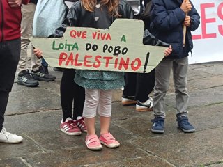 Unha nena na concentración en apoio á flotilla, en Santiago