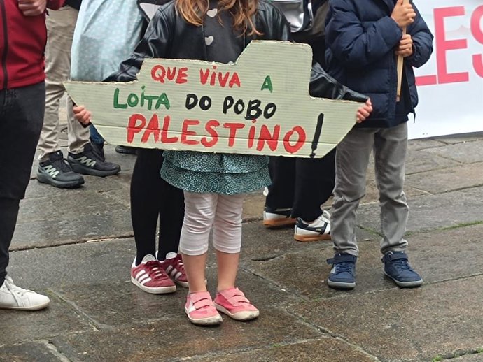 Unha nena na concentración en apoio á flotilla, en Santiago