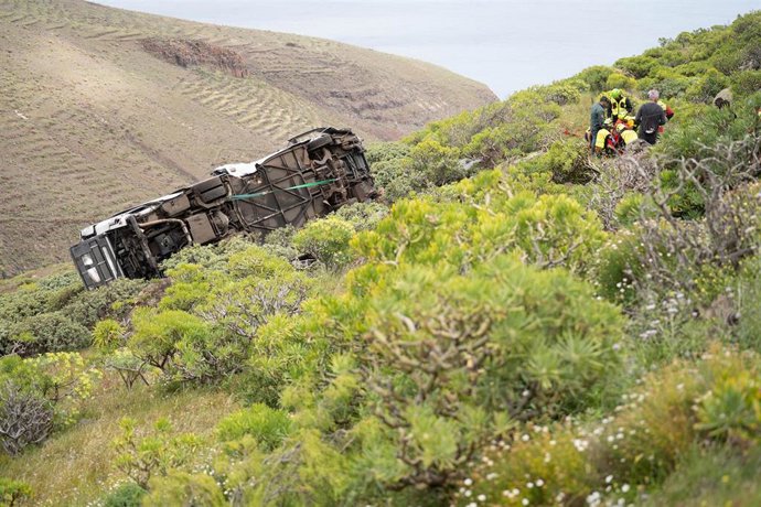 Accidente de autobús, a 10 de abril de 2026, en San Sebastián de La Gomera, Canarias (España). Al menos una persona ha muerto y 14 han resultado heridas, tres de ellas graves, este viernes tras precipitarse un autobús turístico por un barranco en La Gomer