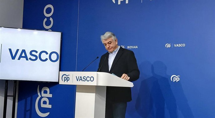 El presidente del PP vasco, Javier de Andrés, en una rueda de prensa en Bilbao.