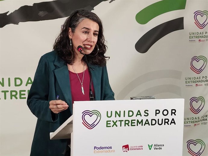 La portavoz de Unidas por Extremadura, Irene de Miguel, en una rueda de prensa en la sede de la formación.