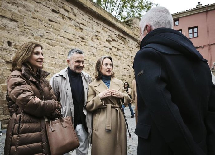 Cuca Gamarra, junto al alcalde de Logroño, Conrado Escobar, y otros compañeros del PP, hoy en la capital riojana.