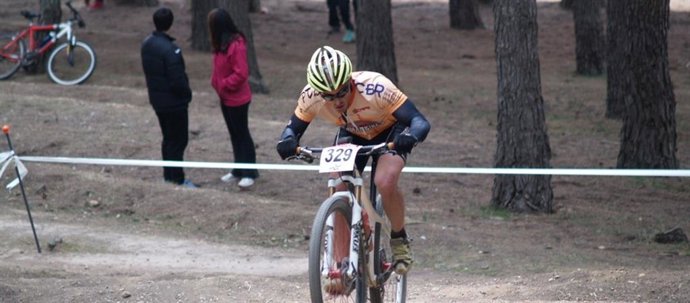 Imagen de archivo de un ciclista de montaña durante el desarrollo de una prueba del Gran Premio Ciudad de Valladolid BTT